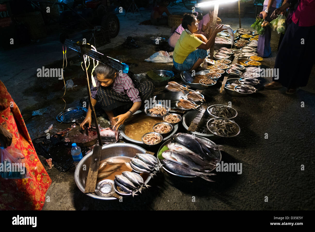 Fischweib am Straßenmarkt, Yangon, Myanmar, Asien Stockfoto