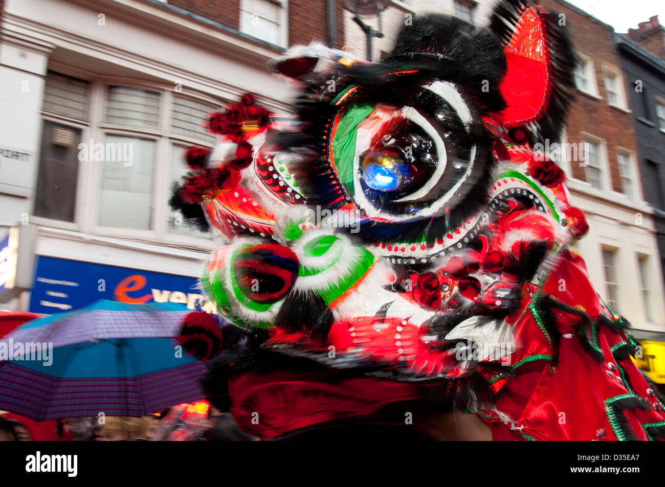 London UK.  10. Februar 2013. Ein Löwe-Tänzer führt auf die verregneten Straßen von Chinatown, viel Glück beim chinesischen Neujahrsfest in London zu bringen. Die traditionellen Feste, die jedes Jahr stattfinden sind Tanz und Feuerwerk. Stockfoto