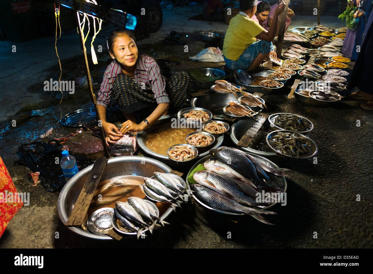Fischweib am Straßenmarkt, Yangon, Myanmar, Asien Stockfoto