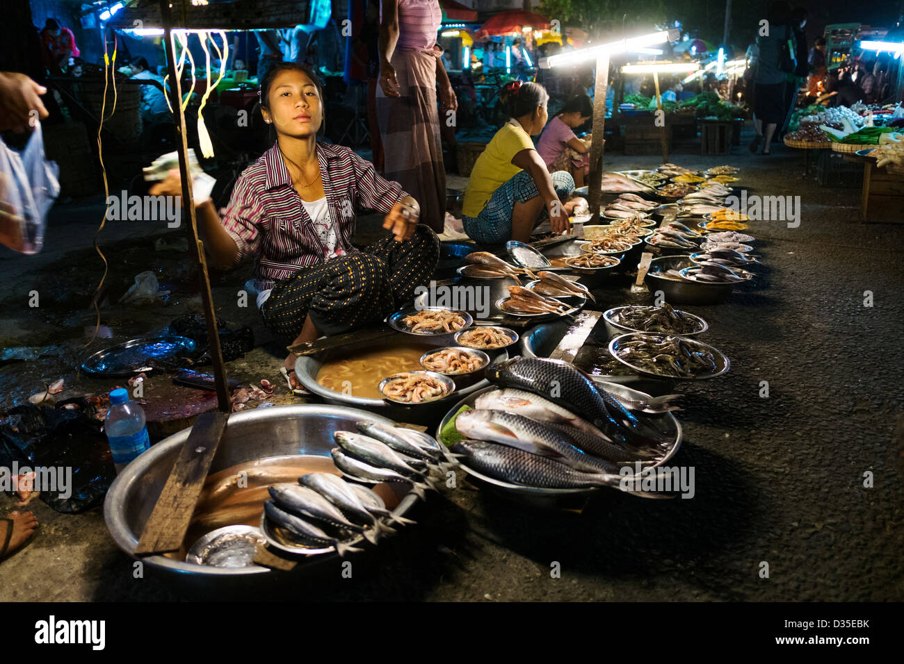 Fischweib am Straßenmarkt, Yangon, Myanmar, Asien Stockfoto