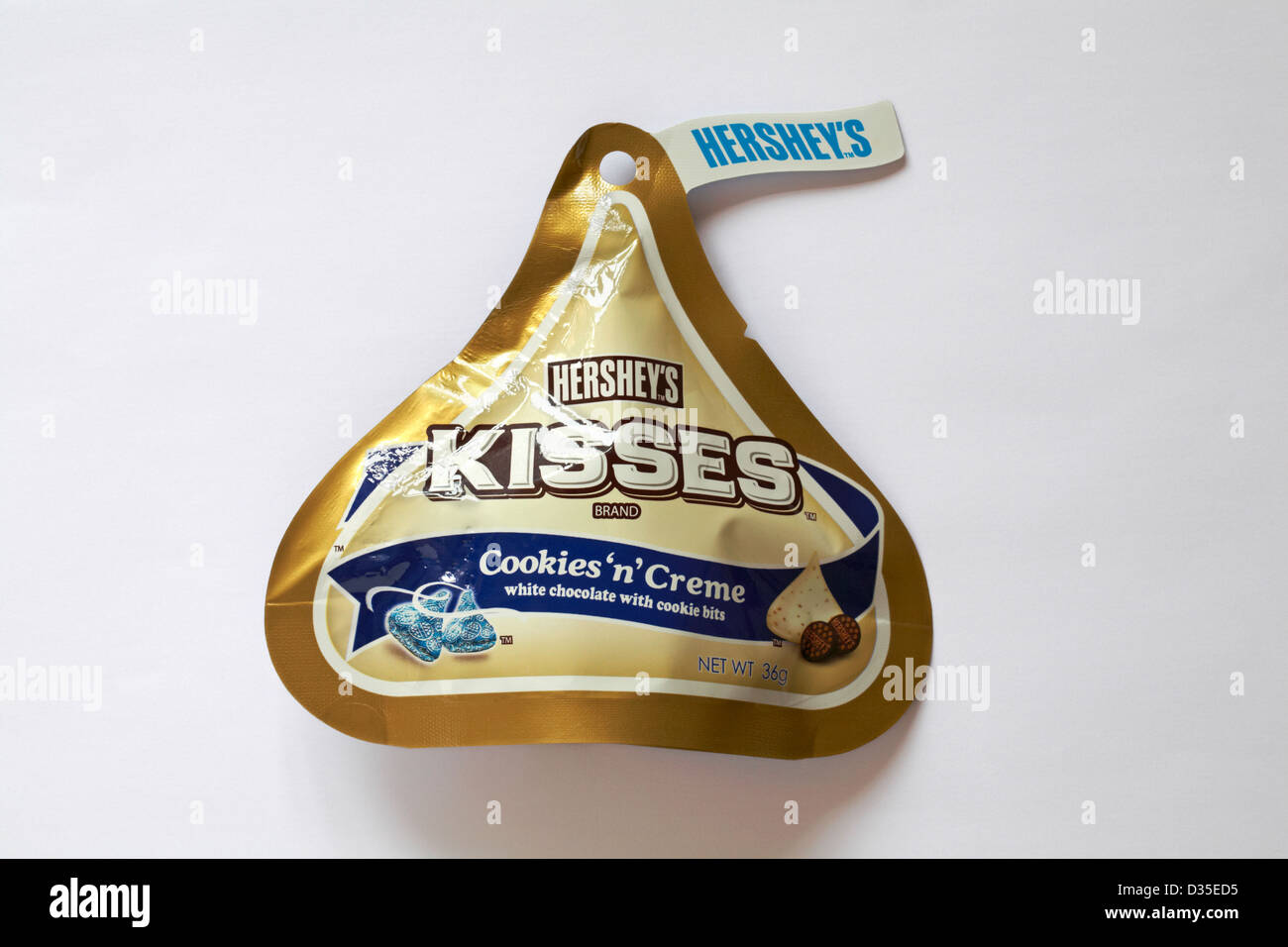 Paket von Hershey's kisses Marke Cookies ' n ' Creme-weiße Schokolade mit Cookie Bits isoliert auf weißem Hintergrund Stockfoto