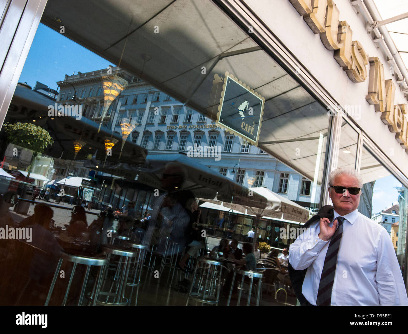 ein Mann geht durch Julius Mainl Café shop Stockfoto