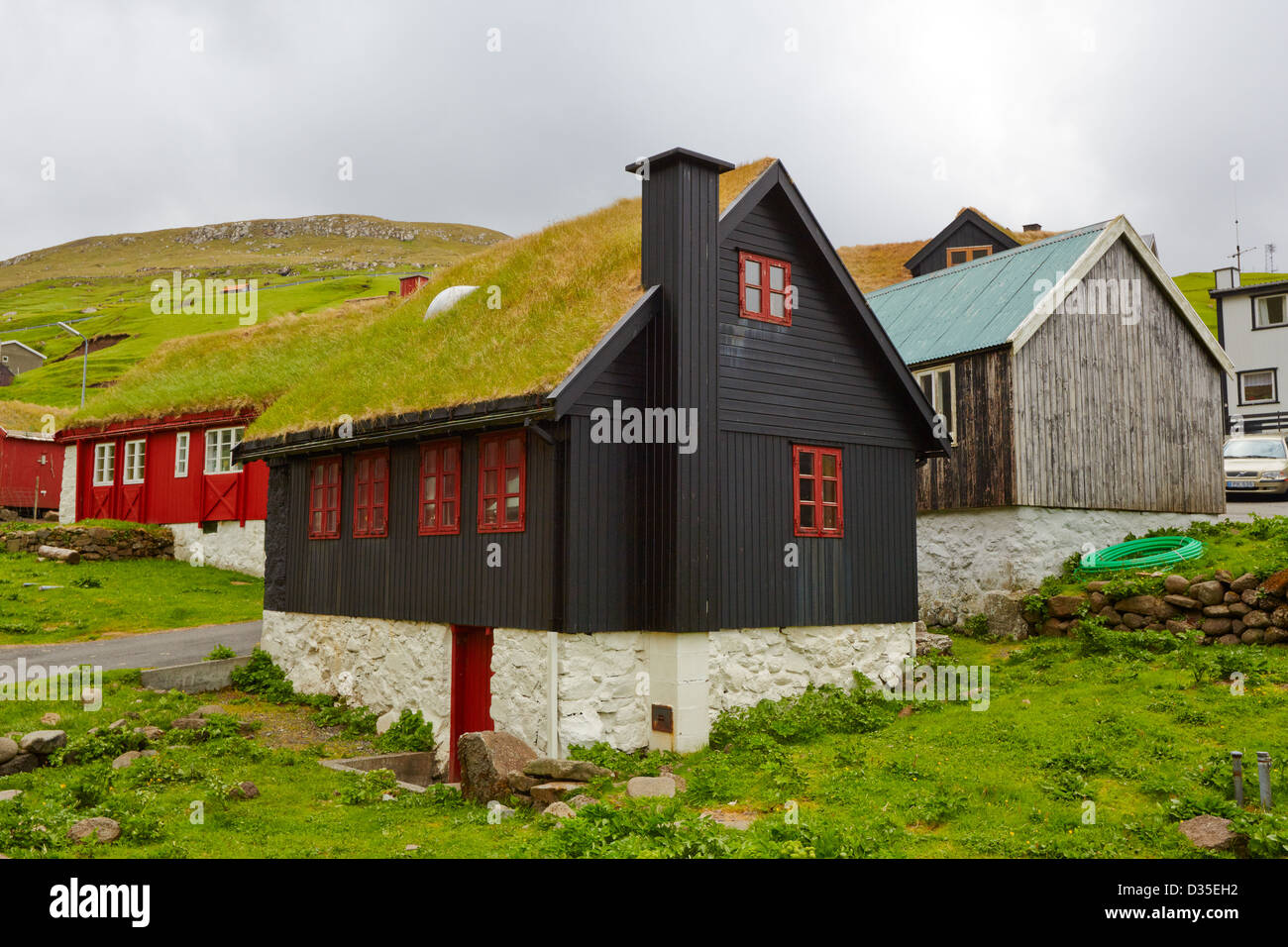 Häuser mit Rasen Dächer, Elduvik Dorf, Esturoy Island, Färöer Inseln Stockfoto