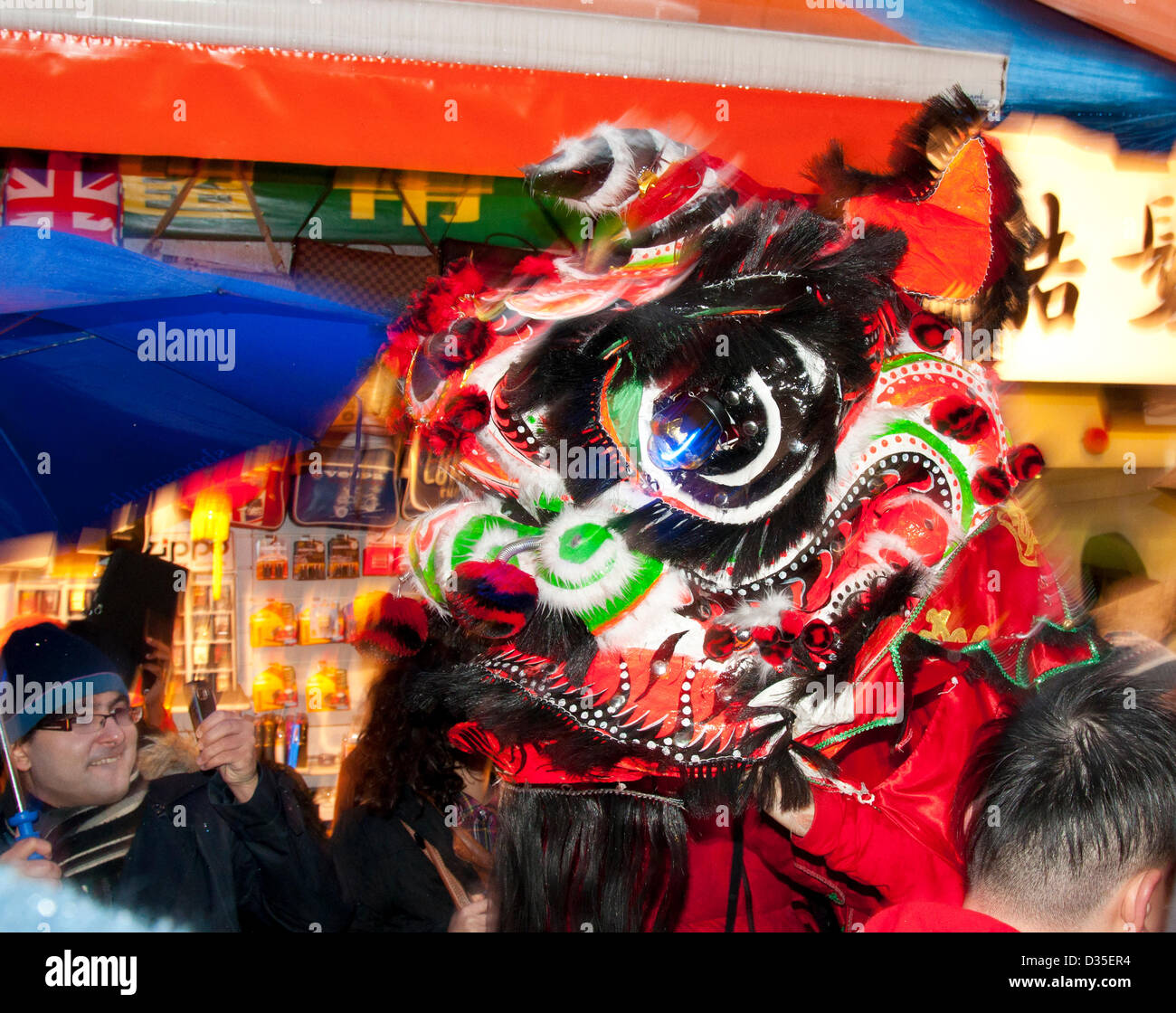 London UK.  10. Februar 2013. Ein Löwe-Tänzer führt auf die verregneten Straßen von Chinatown, viel Glück für das kommende Jahr der Schlange beim chinesischen Neujahrsfest in London zu bringen. Die traditionellen Feste, die jedes Jahr stattfinden sind Tanz und Feuerwerk. Stockfoto