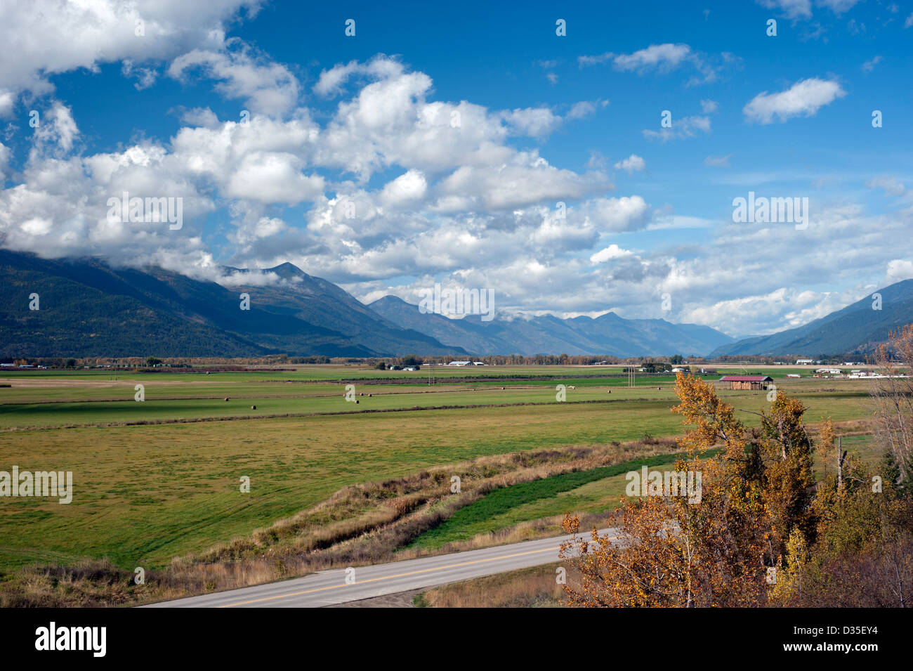 Creston Valley und Felder von Kootenay Pass im Herbst Stockfoto