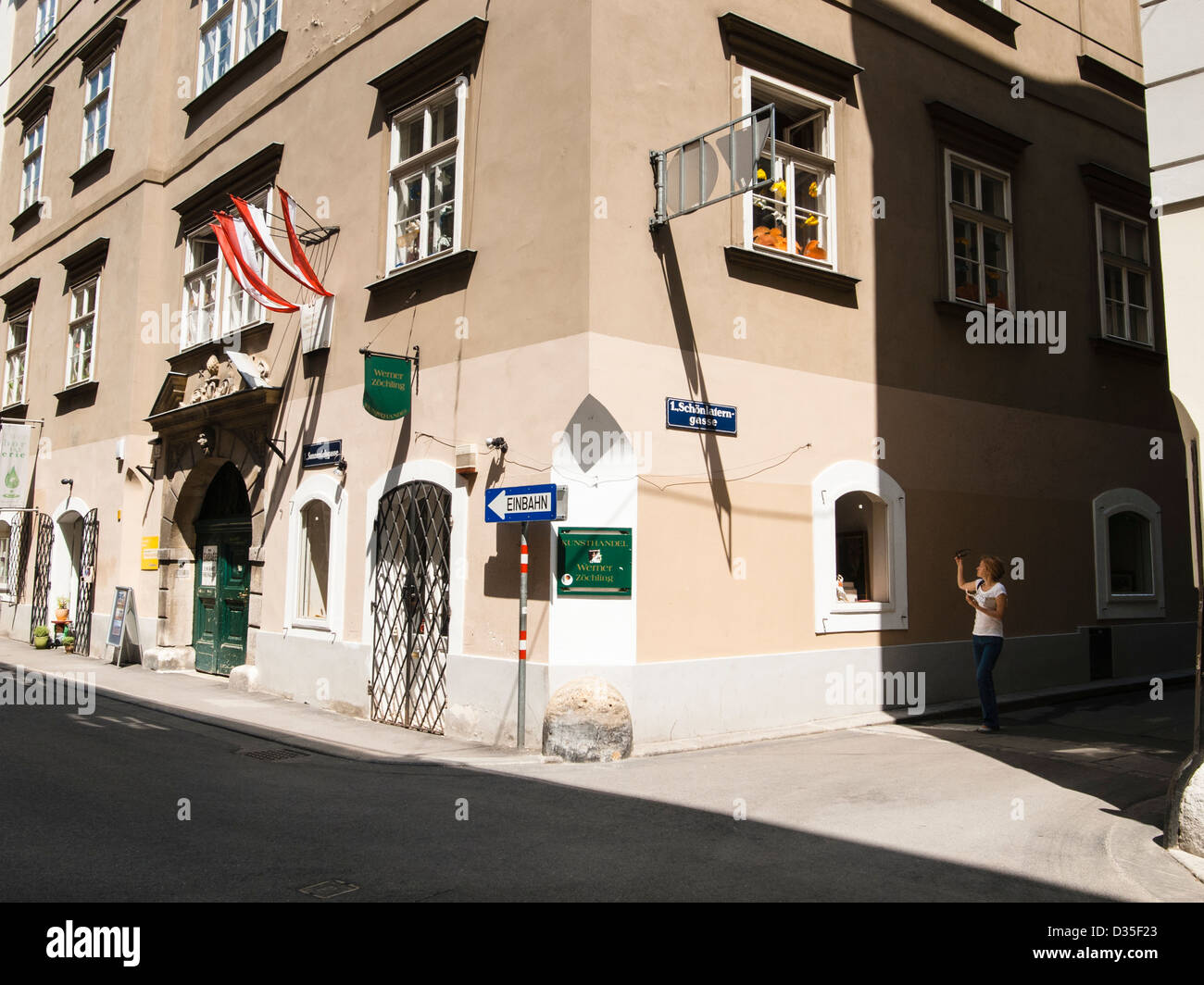 Frau im Schatten auf sonniger Straße zu fotografieren Stockfoto