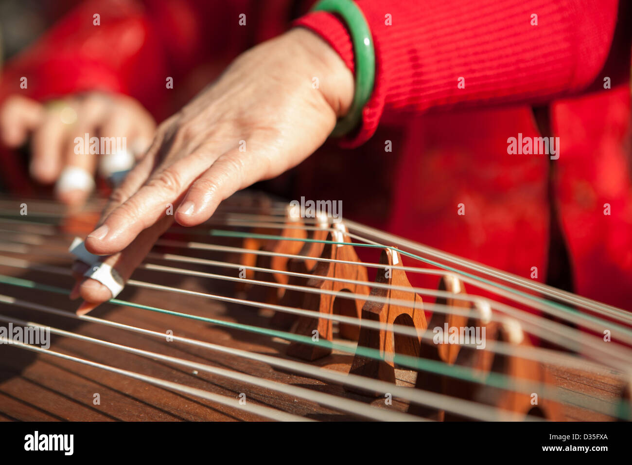 New York City, USA, 10. Februar 2013. Eine Frau nimmt ein Zheng oder Guzheng, einer traditionellen chinesischen Zither als New York chinesische Gemeinschaft das Neujahrsfest mit einem Feuerwerkskörper und Kulturfestival feiert. Stockfoto
