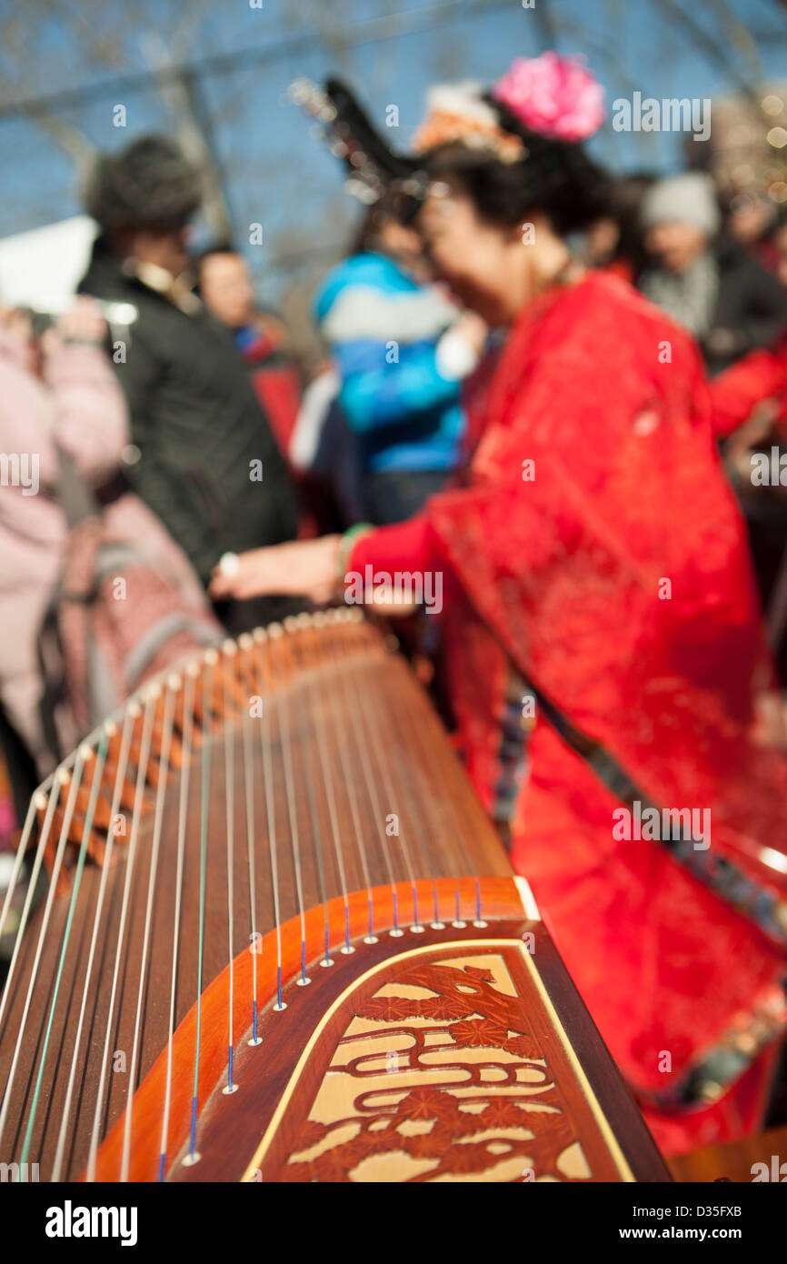 New York City, USA, 10. Februar 2013. Ein Zheng oder Guzheng, eine traditionelle chinesische Zither mit kunstvollen Schnitzereien. Das Festival inklusive traditionellen Musik. Stockfoto