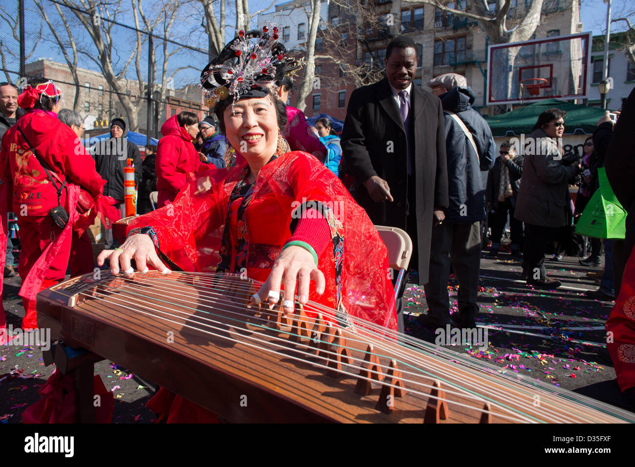 New York City, USA, 10. Februar 2013. Ein Zheng oder Guzheng, eine chinesische Zither spielt eine Frau in Tracht. Das Festival inklusive traditionellen Musik. Stockfoto