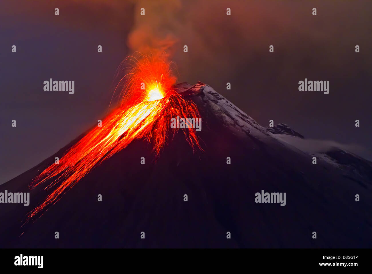 Ausbruch des Vulkans Tungurahua mit geschmolzener Lava fließt auf der Piste Stockfoto