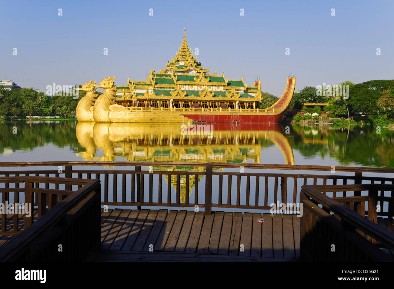 Karaweik-Palast - Restaurant am Kandawgyi See, Yangon, Myanmar, Asien Stockfoto