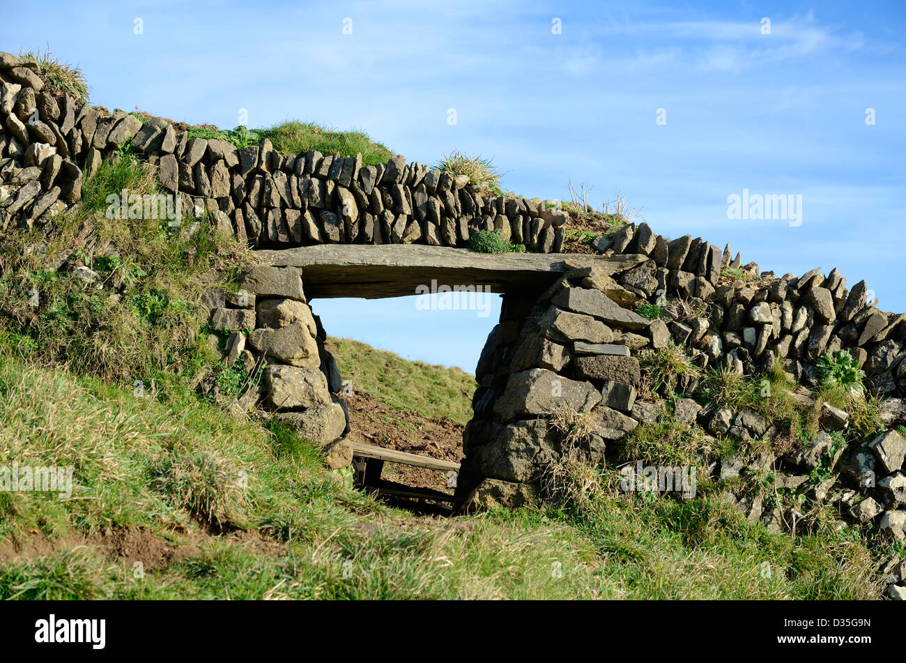 eine Flucht Loch in einer Wand, die Halbbilder auf dem Lande Stockfoto