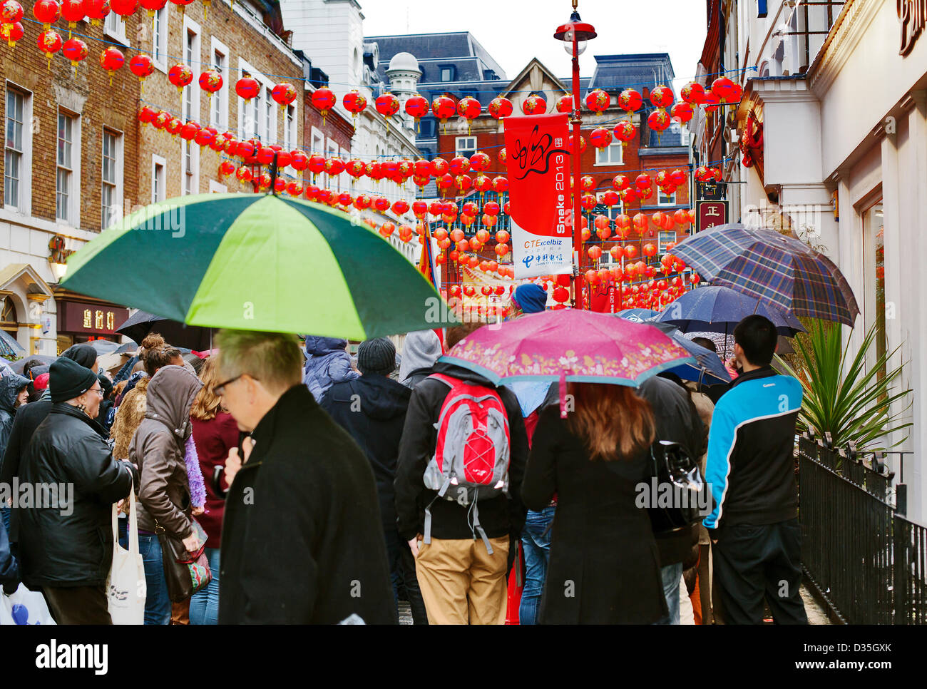 Tausende trotzen der Kälte und Regen am chinesischen Neujahrsfest, Gerrard Street, China Town, London, England, UK, Europa Stockfoto