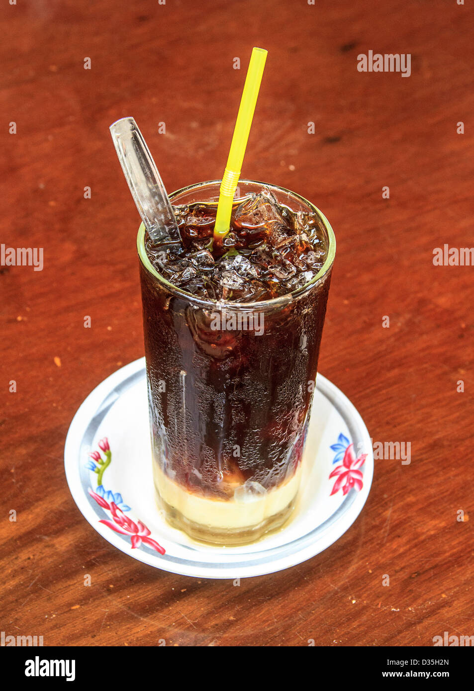 Kambodschanische Stil Eiskaffee mit süßer Kondensmilch auf der Unterseite. Stockfoto