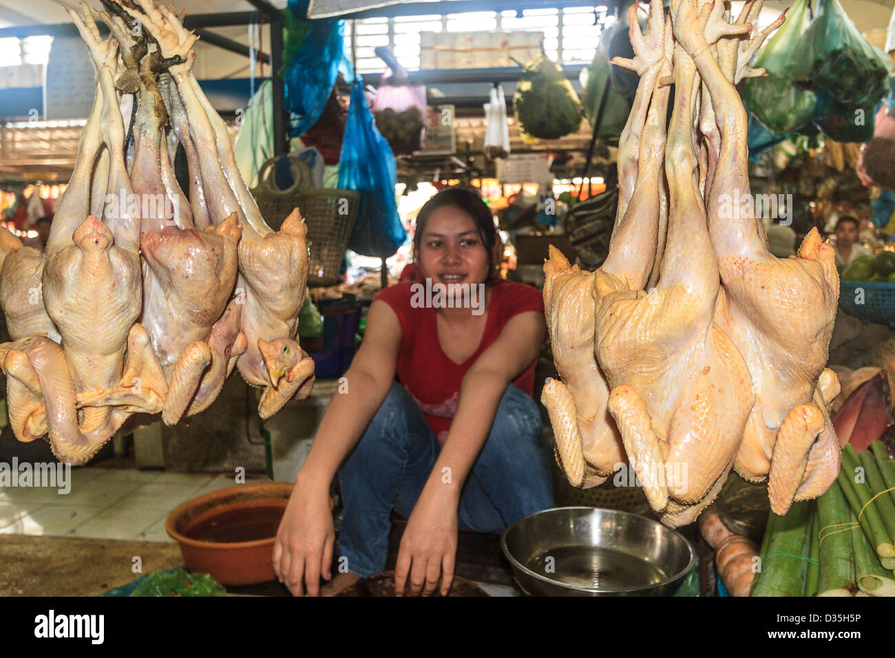 Mädchen verkauft Hühner im Zentralmarkt in Phnom Penh, Kambodscha. Stockfoto