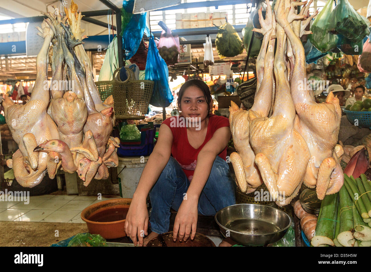 Mädchen verkauft Hühner im Zentralmarkt in Phnom Penh, Kambodscha. Stockfoto