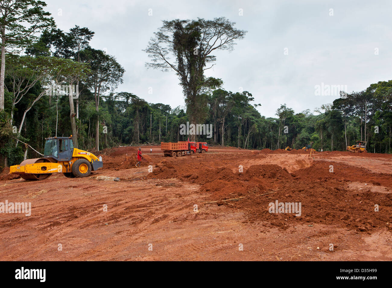 Kongo, 27. September 2012: ein chinesischer Planierraupe Fahrer vom Unternehmen Sinohydro schneidet einen Pfad durch den Wald für eine große neue asphaltierte Straße. Stockfoto