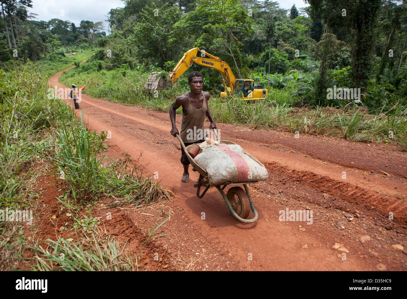 Kongo, 27. September 2012: chinesische Straßen Ingenieure von chinesischen Unternehmen Sinohydro bauen eine große neue Asphaltstraße an Sembe durch die Wälder der Tridom. Diesen Weg haben verheerende Auswirkungen auf den Wald und seine Tierwelt. Stockfoto
