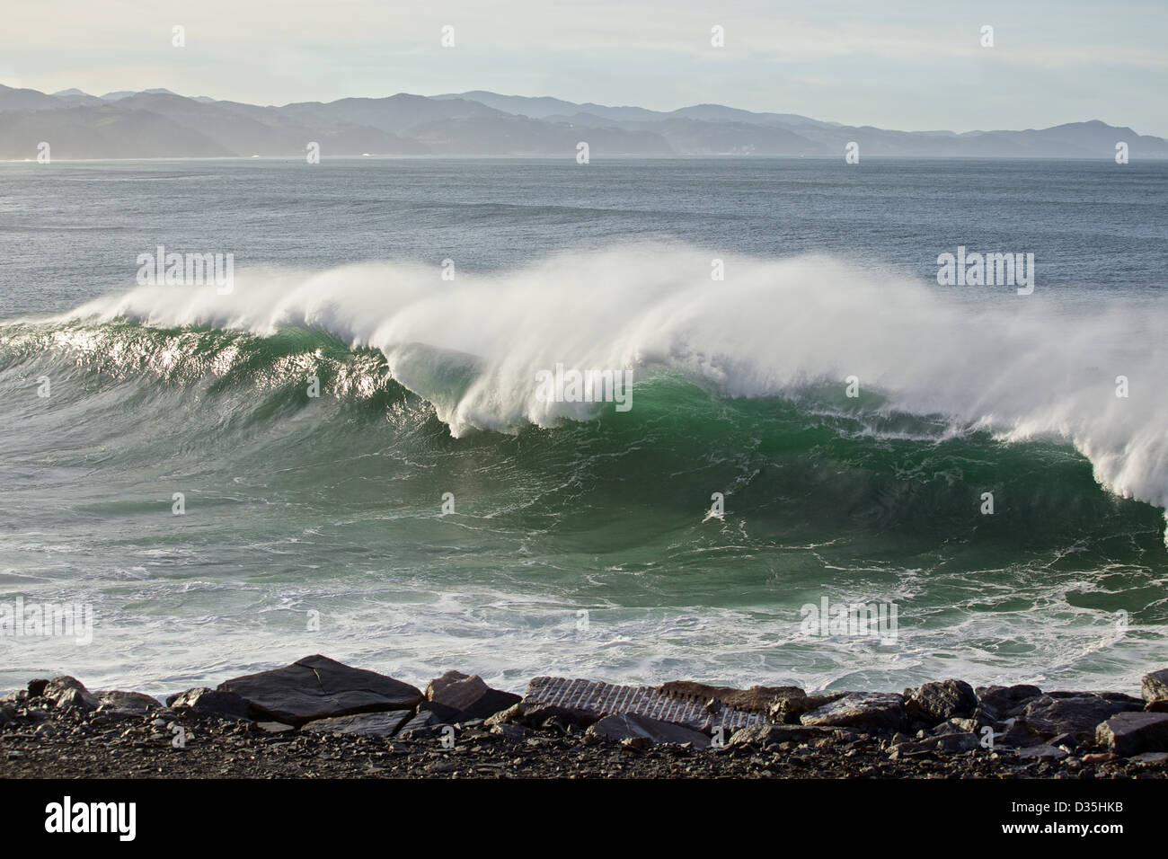 Große Wellen im Baskenland Stockfoto