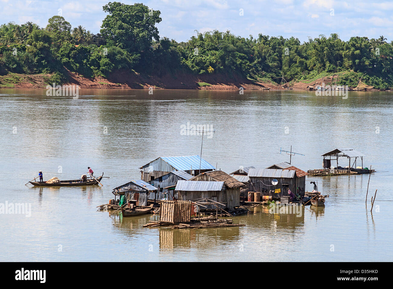 Schwimmende vietnamesische Hausboote auf dem Mekong von Koh Trong Insel in der Nähe von Kratie, Kambodscha. Stockfoto