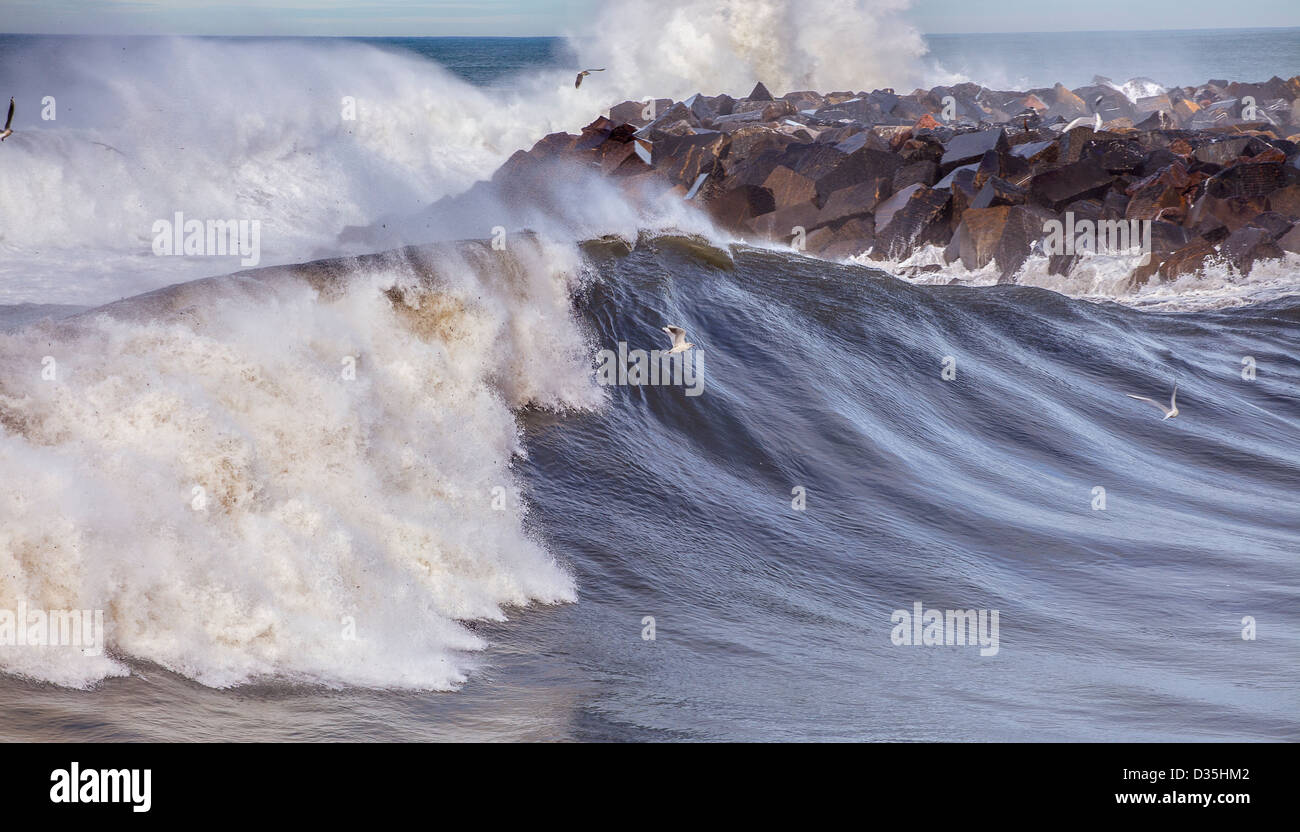 Große Wellen in Donostia city Stockfoto