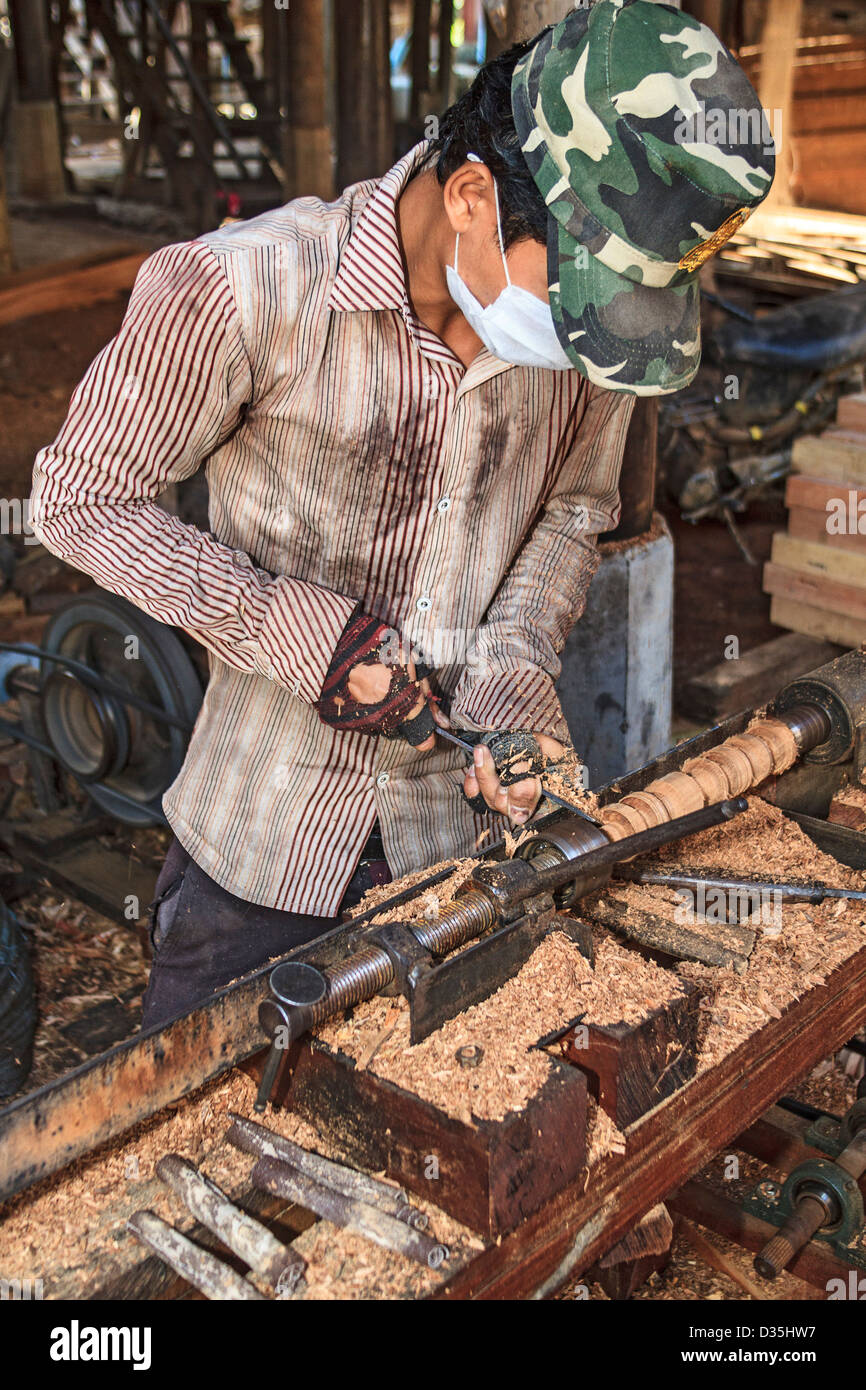 Der Mensch nutzt Drehbank zu Form Beiträge in einem Cham Dorf entlang des Mekong Flusses südlich von Kratie, Camboda Stockfoto