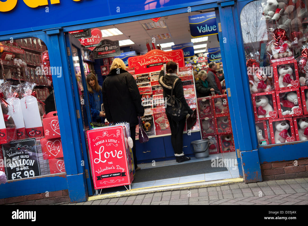 Valentinstag _Die Geschäfte und Straßen von Lancashire Stadt Wigan, Großbritannien Stockfoto