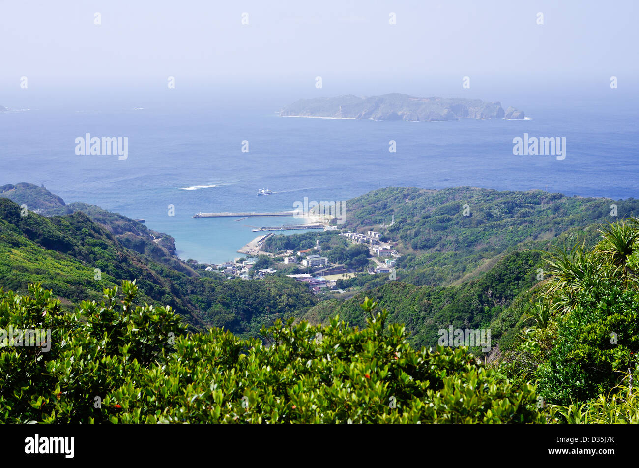 Hahajima-Maru nahenden Oki Hafen Hahajima-Insel wie aus Mt. Chibusa, Ogasawara-Inseln, Tokyo, Japan Stockfoto