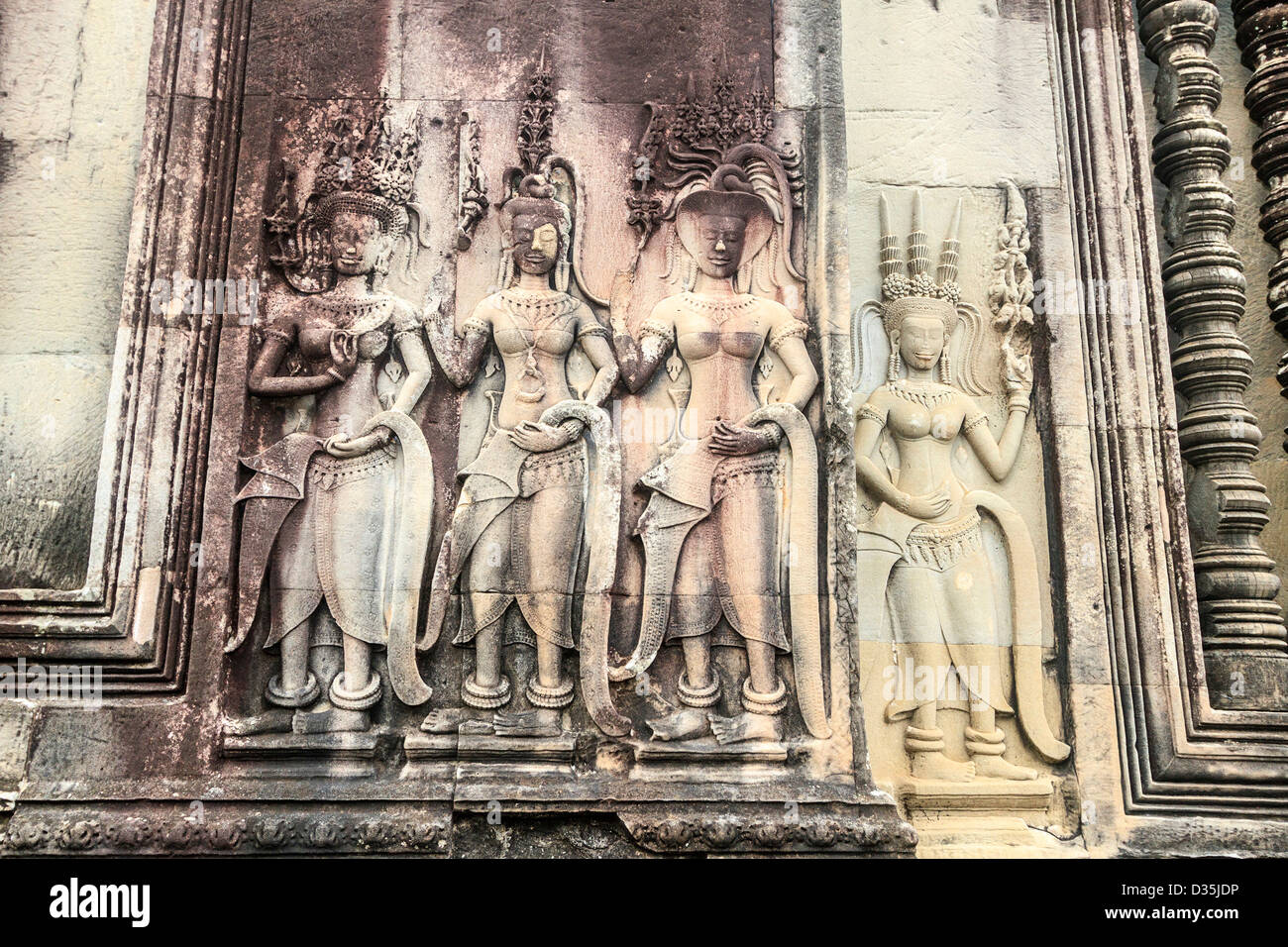 Fries der Apsaras, weibliche Geister der Wolken und Wasser den Osteingang von Angkor Wat Stockfoto