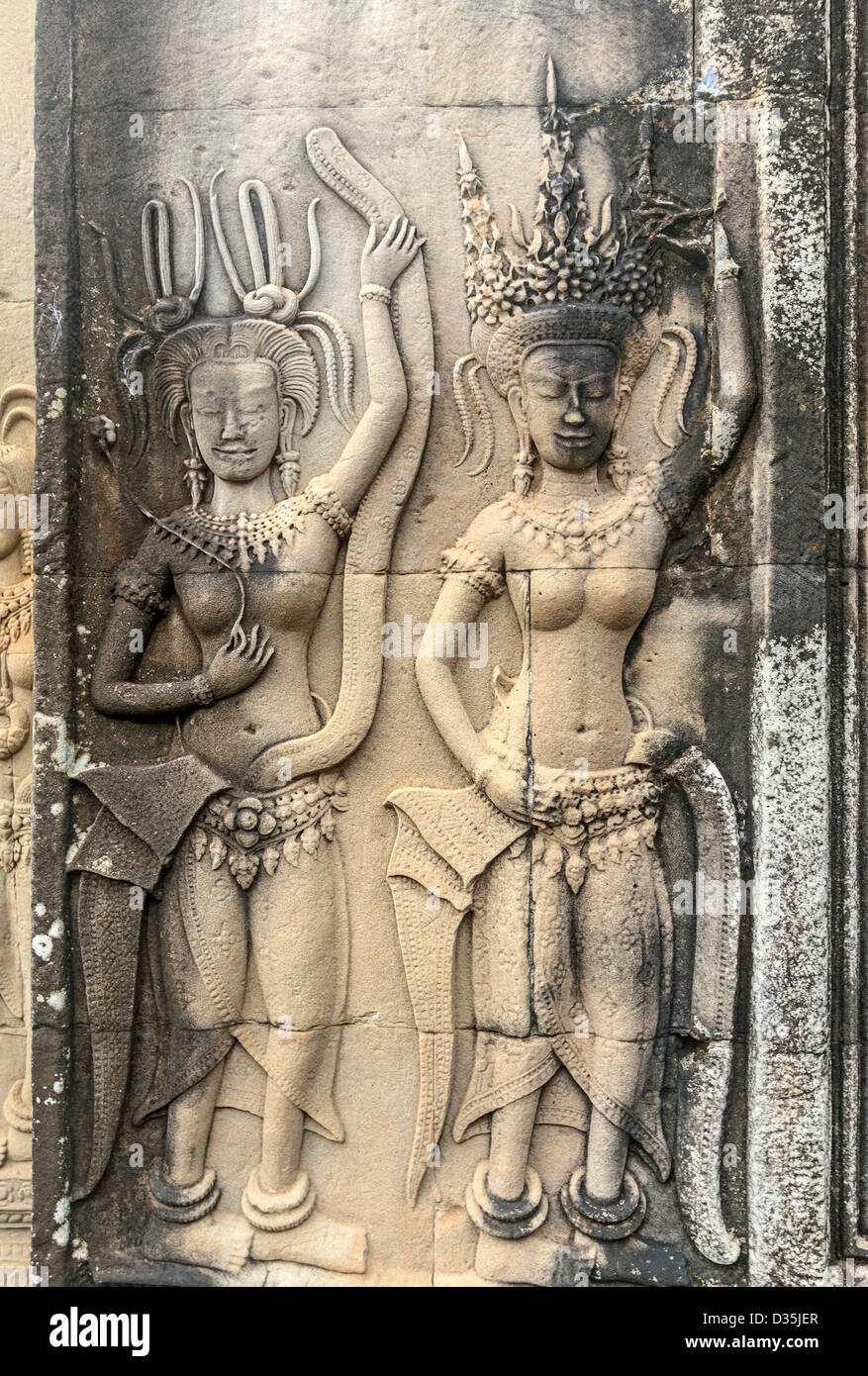 Fries der Apsaras, weibliche Geister der Wolken und Wasser den Osteingang von Angkor Wat Stockfoto