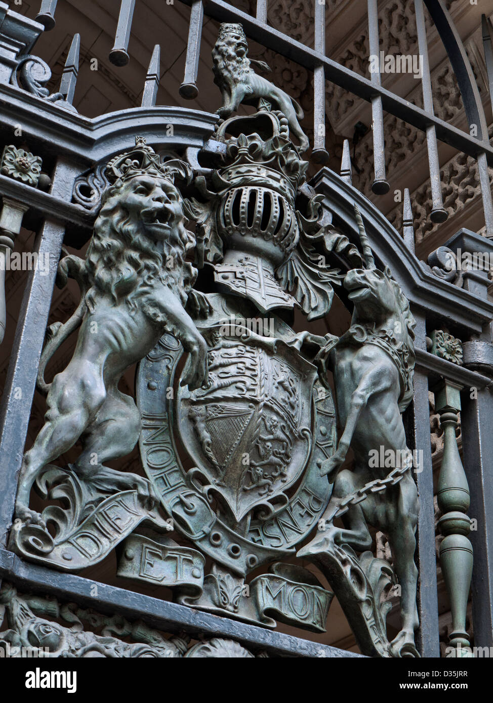 Imposante heraldischen Anschnittdetail bei Einfahrt in das Auswärtige Amt Whitehall London UK Stockfoto