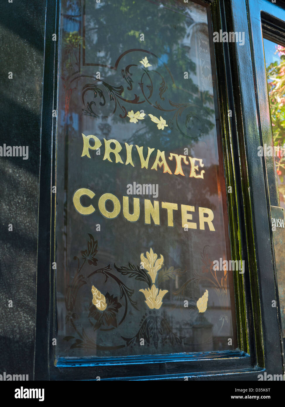 Historischen gravierte Pub Glastür mit 'private Counter', wo zuvor Alkohol ab Verkauf London UK gekauft werden konnten Stockfoto