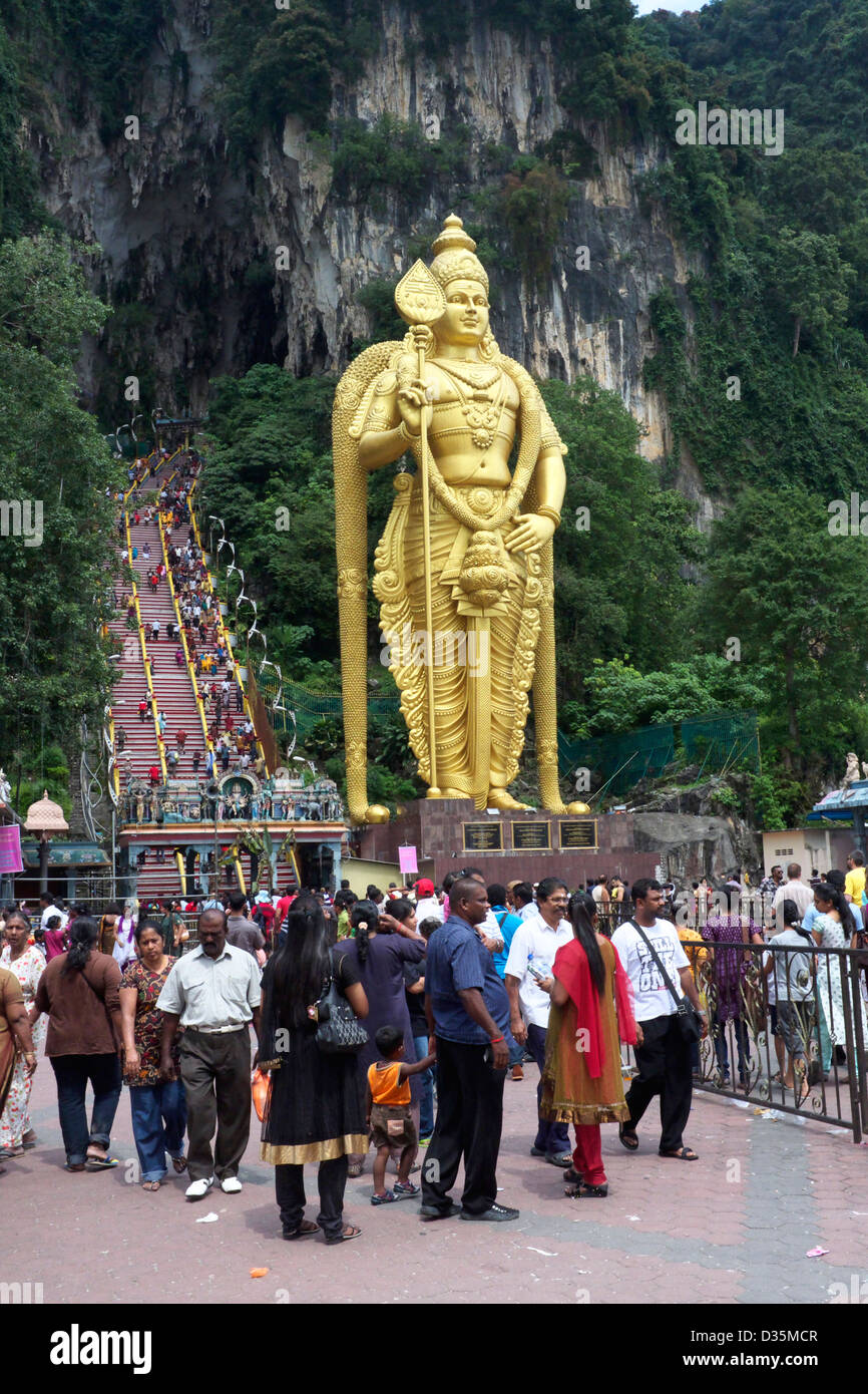 Statue von Lord Murugan und Treppe zu Batu Caves während Thaipusam Festival in Kuala Lumpur, Malaysia, Januar 2013 Stockfoto