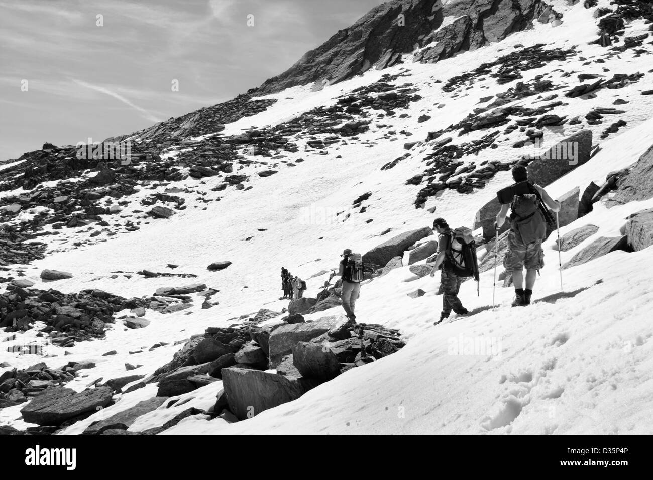 Wanderer zu Fuß auf alpinen Schnee bedeckt Trail in Herbetet Mountain Nationalpark Gran Paradiso, Graian Alpen - Italien Stockfoto