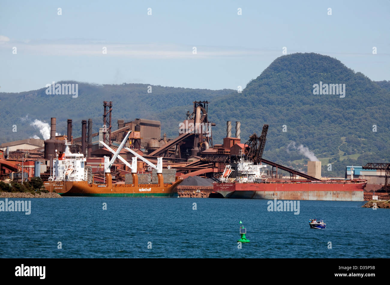 Bulkcarrier Schiffe be- und Entladen Stahl in Port Kembla - Wollongong, Australien Stockfoto
