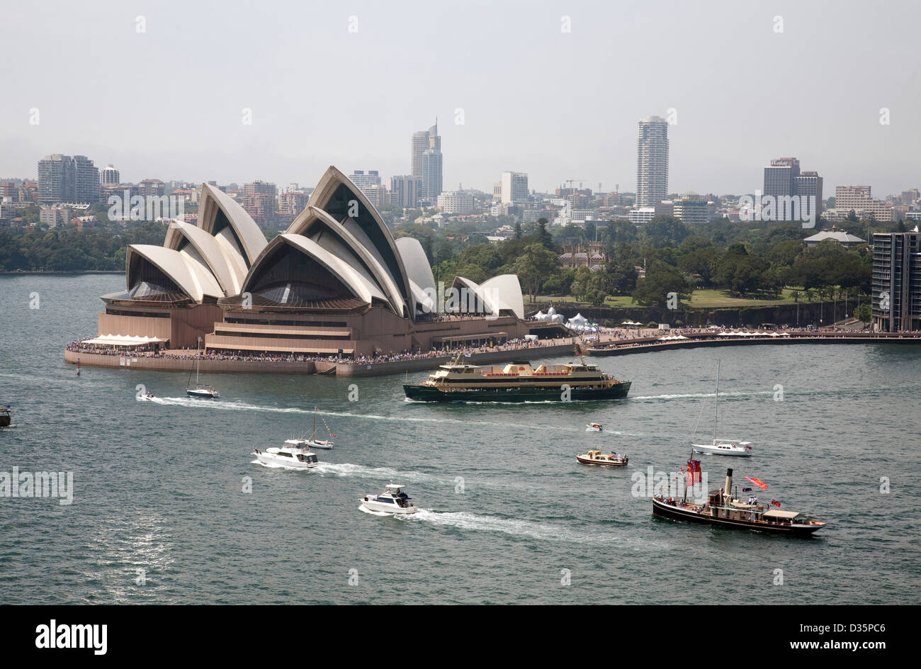Manly Sydney Harbour Fähre ab Circular Quay nach Manly vor der Oper von Sydney Stockfoto