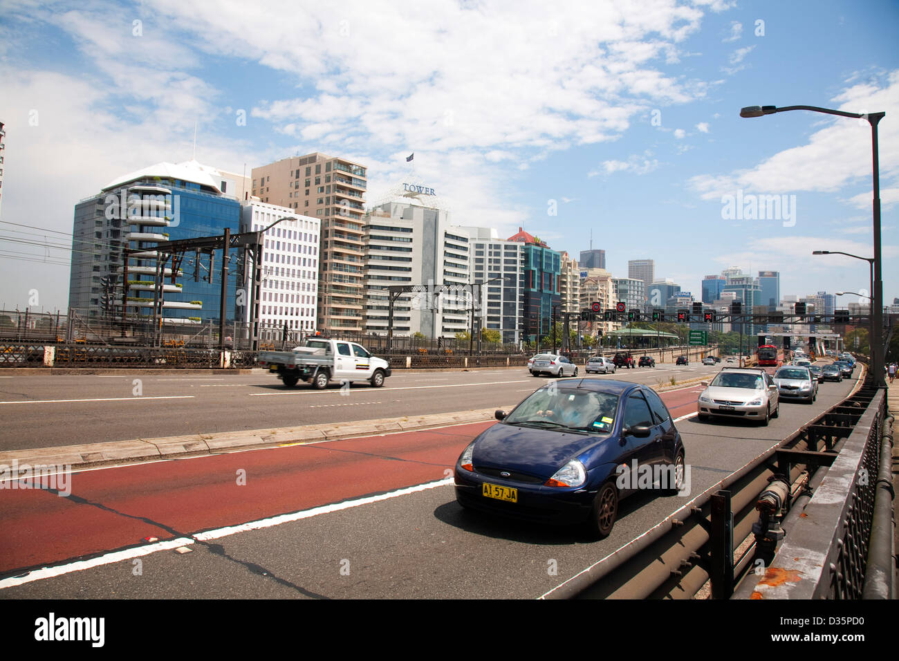 Berufsverkehr am nördlichen Ende der Sydney Harbour Bridge Stockfoto