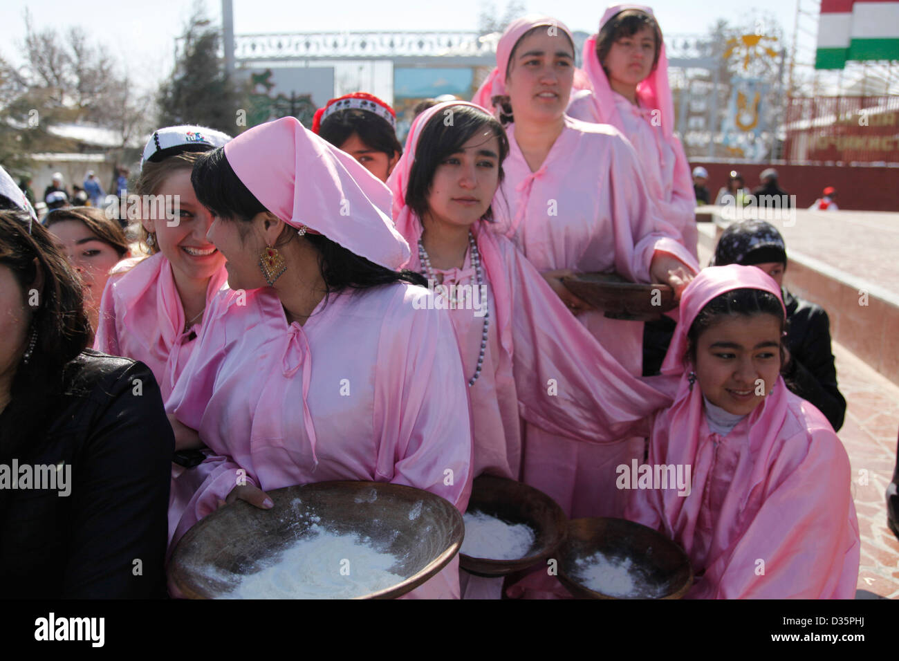 Mädchen in ethnischen Kleider bei der Nevruz Feier in der Nähe von Duschanbe, Tadschikistan Stockfoto