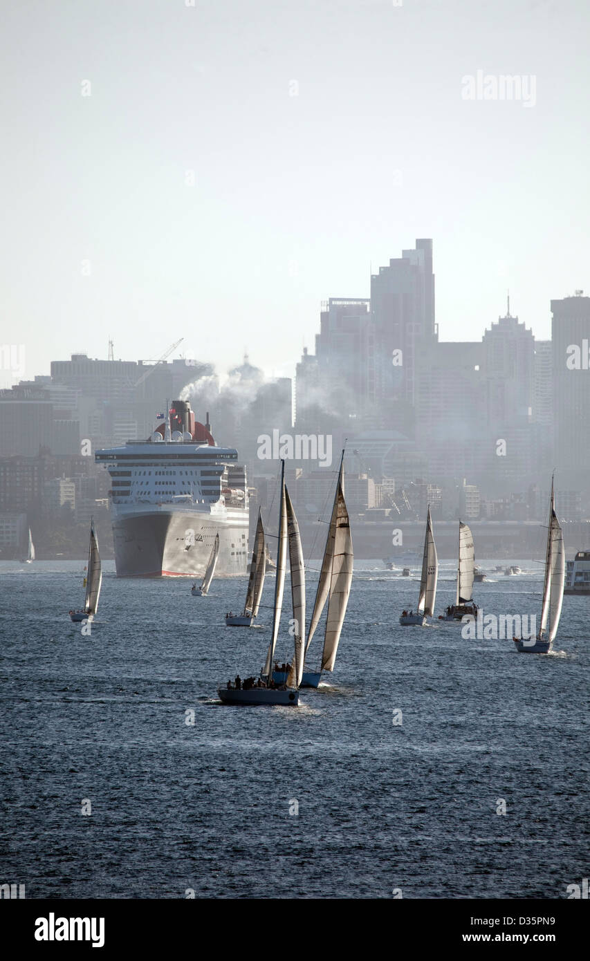 Das Queen Mary 2 Cruise Ship mit Segelyachten und Abfahrt vom Hafen von Sydney, Australien Stockfoto