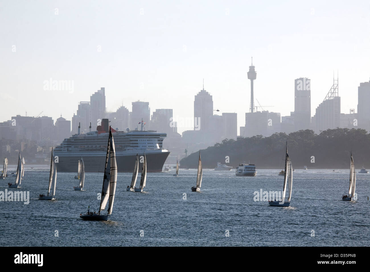 Das Queen Mary 2 Cruise Ship mit Segelyachten und Abfahrt vom Hafen von Sydney, Australien Stockfoto