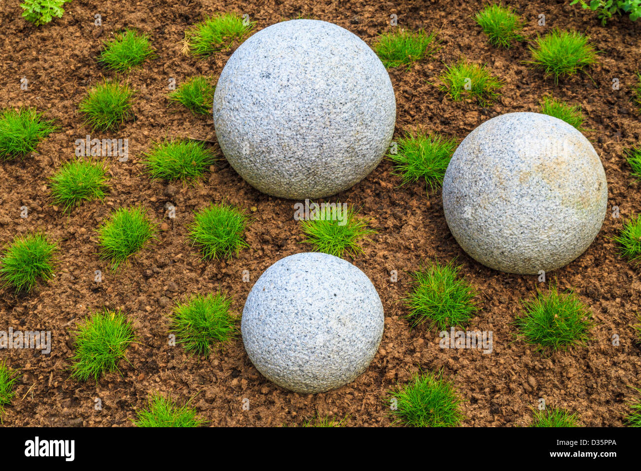 Japanischer Zen-Garten mit Stein Granitfelsen Stockfoto