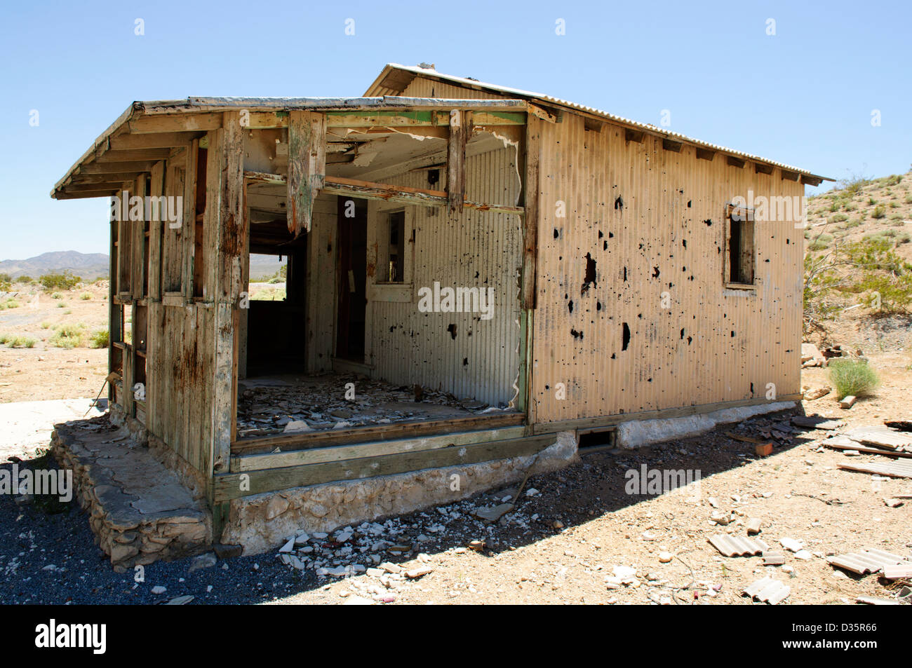 Gebäude und meine Welle Eingang von dem Riff Silberbergwerk in den San Bernardino Mountains, Kalifornien und Umgebung: Stockfoto