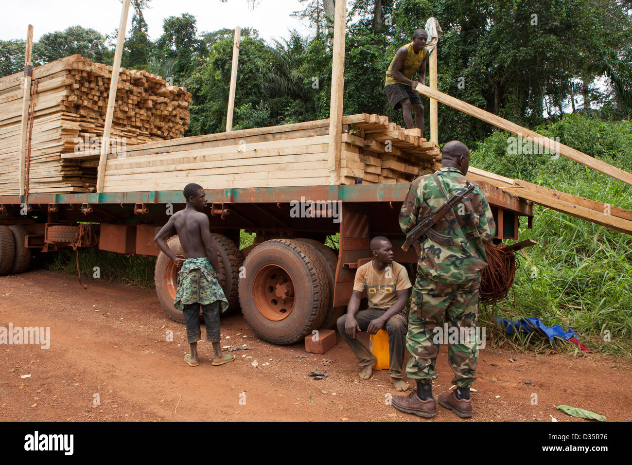 Kongo, 27. September 2012: eine Patrouille der Eco-Guards untersuchen Abholzung von hochwertigen Holz aus dem Wald. Stockfoto
