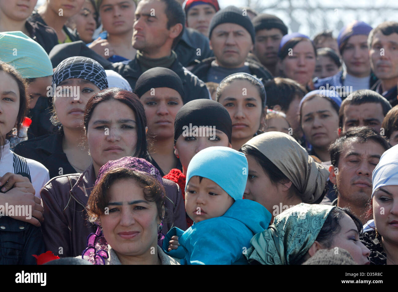 Tadschiken versammeln sich im Zentrum des Somonion, der Verwaltungssitz der Rudaki Bezirk in Tadschikistan Nevruz feiern Stockfoto