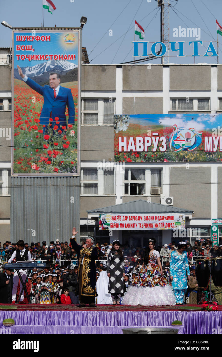 Tajikistan Jugend versammeln sich im Zentrum des Somonion, der Verwaltungssitz der Rudaki Bezirk in Tadschikistan Nevruz feiern Stockfoto