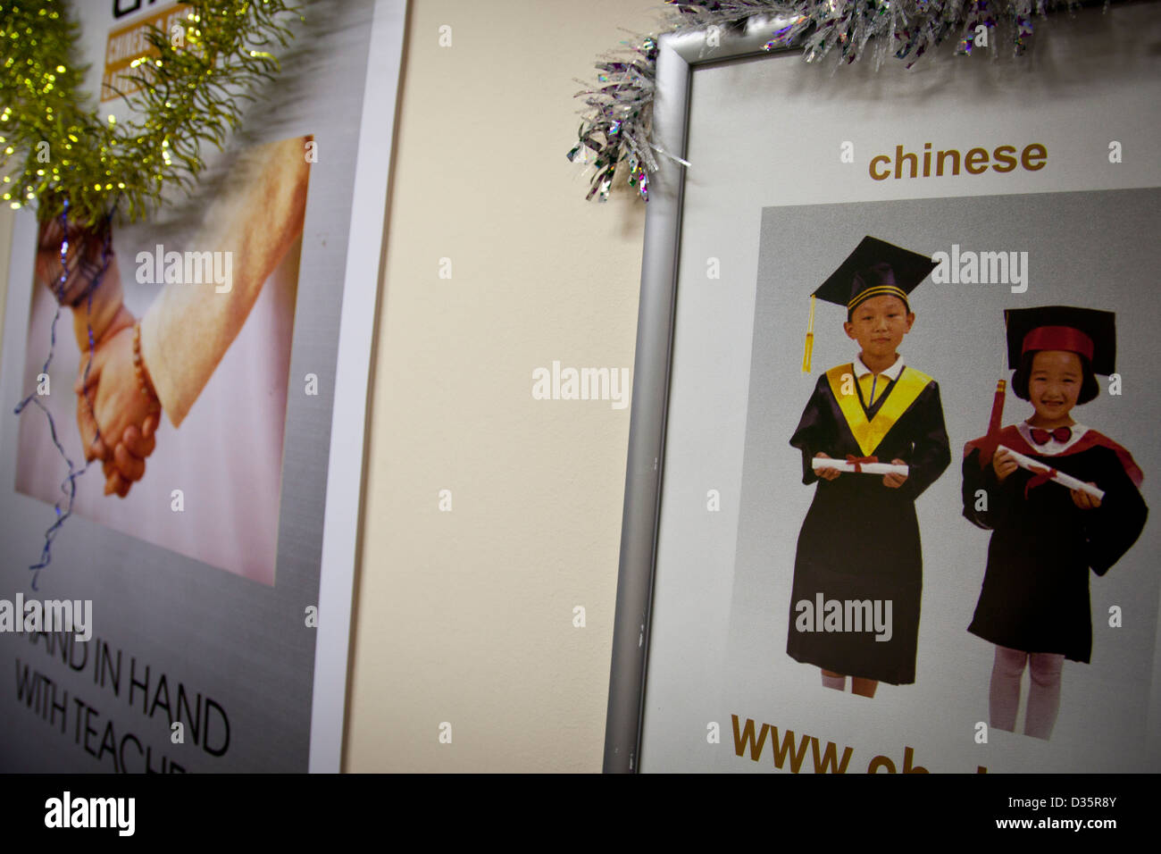 Plakate der Ermutigung an eine private chinesische Sprachschule in Almaty. Stockfoto