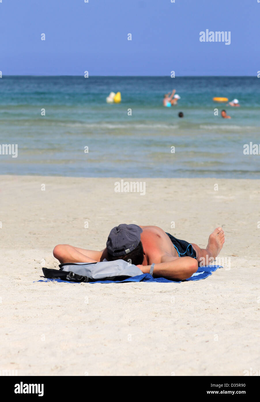 Playa de Palma, Spanien, 23. August 2012: Foto des Mannes entspannen an einem sonnigen Sommertag am Strand von Playa de Palma in Mallorca, Spa Stockfoto