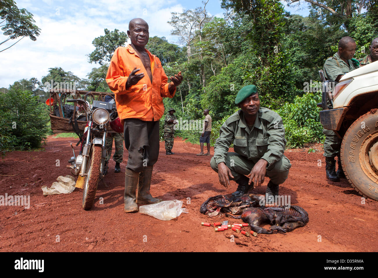 Kongo, 27. September 2012: Ecoguards stoppen einen Wilderer mit Buschfleisch. Keine Jagd ist in diesem Bereich erlaubt. Stockfoto
