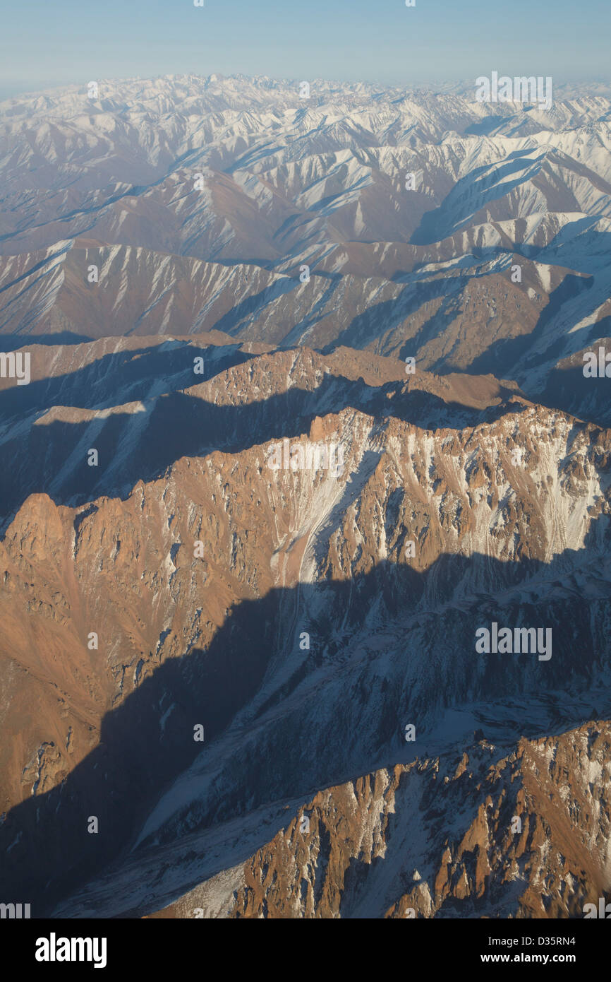 Luftaufnahme von Bergen in der Nähe von Toktogul Vorratsbehälter, Kirgisistan Stockfoto