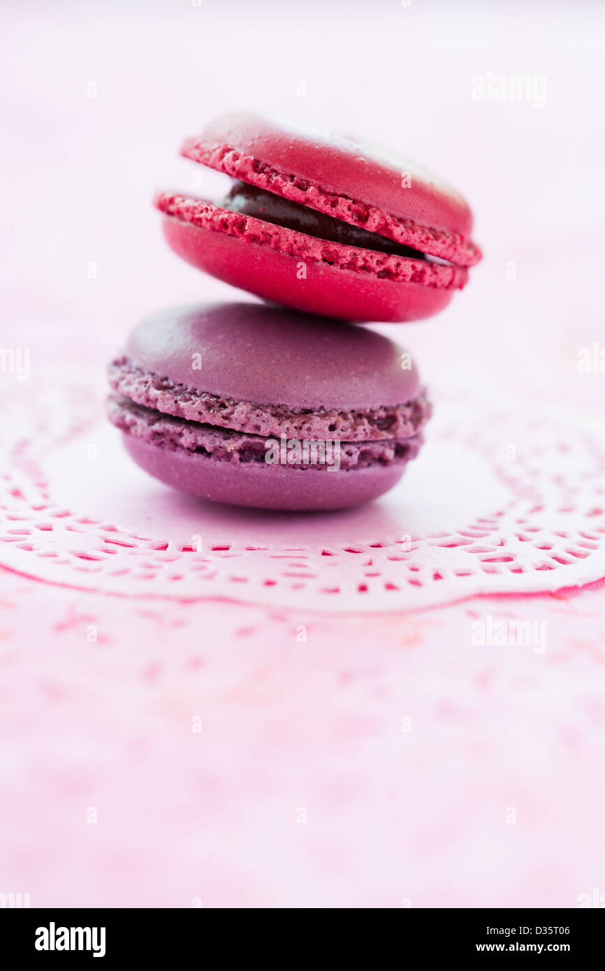 Nahaufnahme von zwei süße Makronen auf rosa Matte Stockfoto
